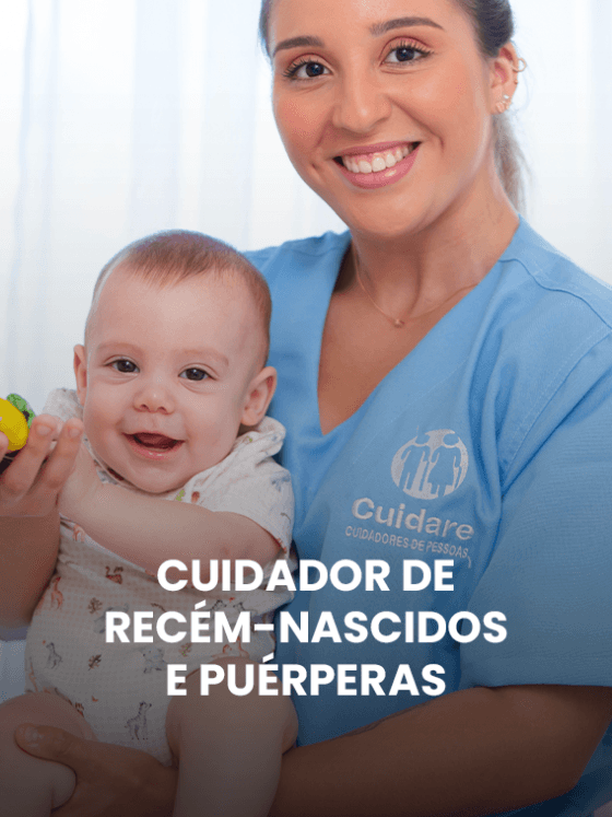 Cuidadora auxiliando mãe e bebê